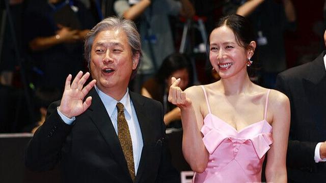 [NC포토] 박찬욱 감독·손예진, 하트는 안 돼요~ (제30회 부산국제영화제)