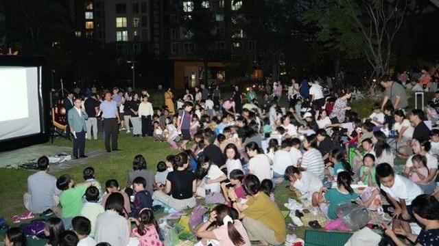 “동네가 영화관으로 변했어요”… 중랑구 ‘찾아가는 아스팔트 영화관’ 호응