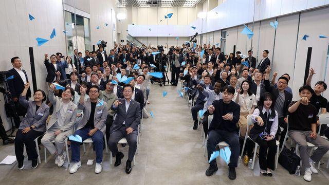 스타트업 전시 부스 방문한 李, 휴머노이드 로봇과 블록 게임