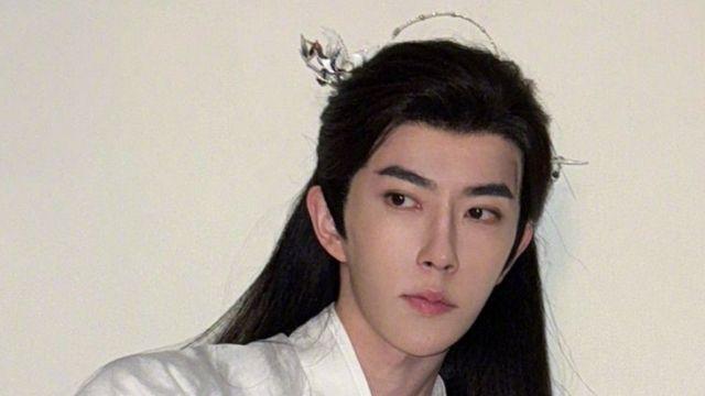 배우 우몽롱, 음주 후 추락사… 母 “루머 자제” 호소 [룩@글로벌]
