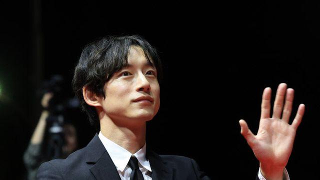 ‘4년 동거설·양다리 논란’ 사카구치 켄타로…레드카펫 등장[BIFF]