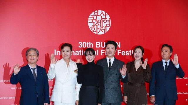 [제30회 부산국제영화제] 박찬욱·이병헌·손예진 '어쩔수가없다' 최초 공개…곱씹을수록 맛있는 139분 '블랙코미디' (종합)