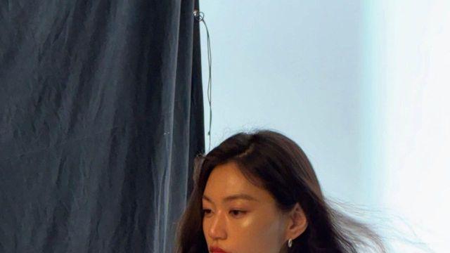김도연, 화이트 슬리브리스로 완성한 미니멀 무드