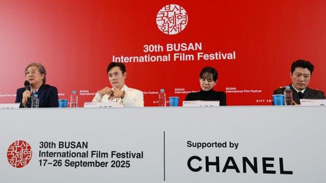 “감개무량”…박찬욱 감독의 첫 부국제 개막작 ‘어쩔수가없다’ (종합)[30th BIFF]