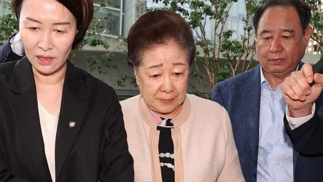 한학자 통일교 총재, 특검 출석···“아파서 불출석”