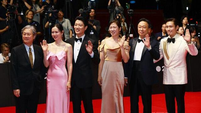 [NC포토] 개막식 레드카펫 밟은 '어쩔수가없다' 주역 (제30회 부산국제영화제)