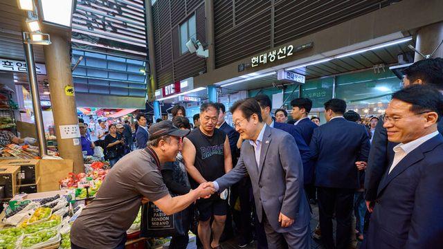 성남 현대시장 깜짝 방문한 이 대통령, 상인들 환호에 웃음