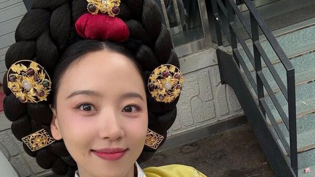 강한나, 꽃다발 들고 '활짝'…촬영 중에도 팬사랑