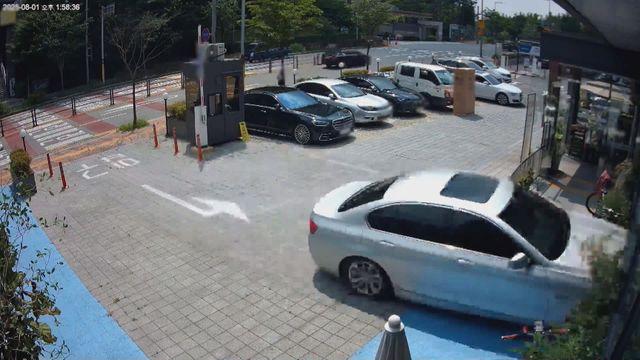밥 먹다 자동차 쾅…