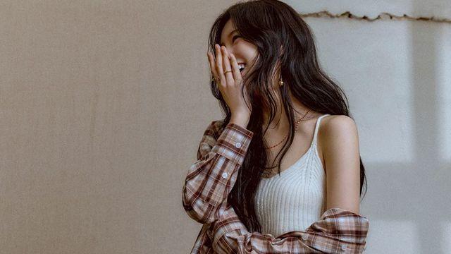 체크부터 가죽재킷까지... 수지, 트렌디한 가을 패션으로 세련된 매력 발산