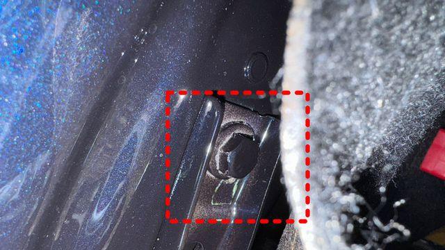 ‘BMW 신차 출고 후’ 트렁크에 수리 흔적이?