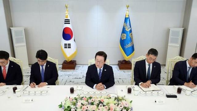 李 