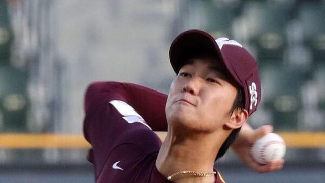 '어깨 수술' 키움 안우진, 1군 엔트리 등록…남은 시즌 선수단과 동행