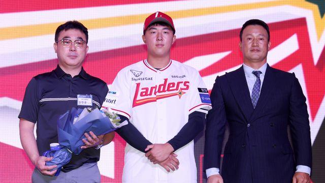 104탈삼진 9볼넷…고교리그 10승 무패 '제2의 이로운' SSG가 품었다
