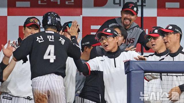 '더블헤더 싹쓸이' LG, 1위 매직넘버 '6'…한화, PO행 티켓 확보(종합)