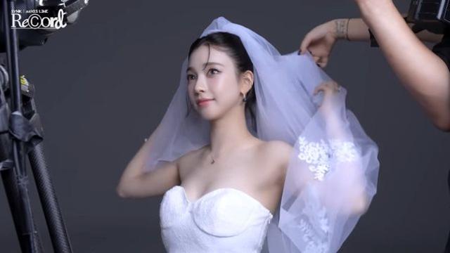 웨딩드레스 입은 카리나 포착 “엄마 나 결혼해”