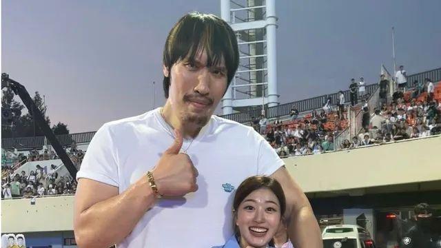 최홍만과 사진 찍은 여자 아나운서