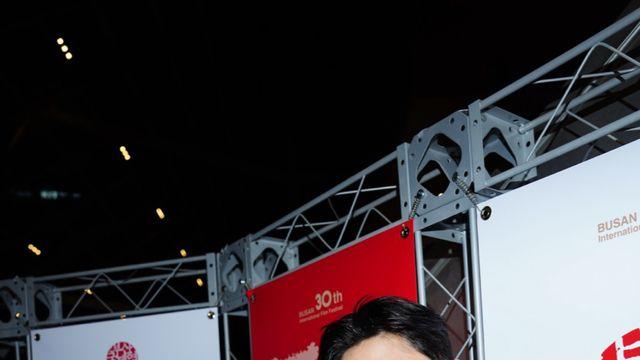 김신비, '제 30회 부국제' 레드카펫 참석…댄디한 슈트핏 '시선 집중'