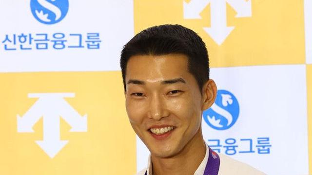 '스마일 점퍼' 우상혁, 두 번째 세계선수권 은메달 목에 걸고 귀국