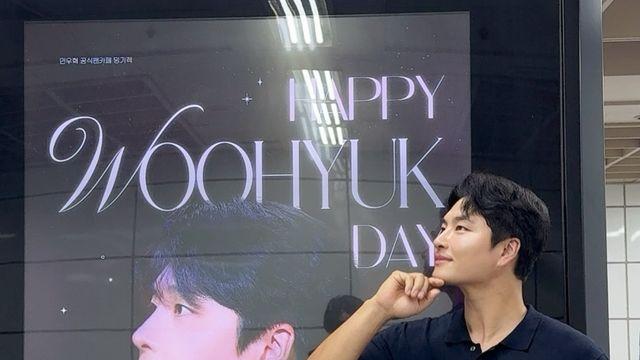 민우혁, 네이비 톤 포멀룩으로 생일 광고판 앞 장난기 가득 포즈