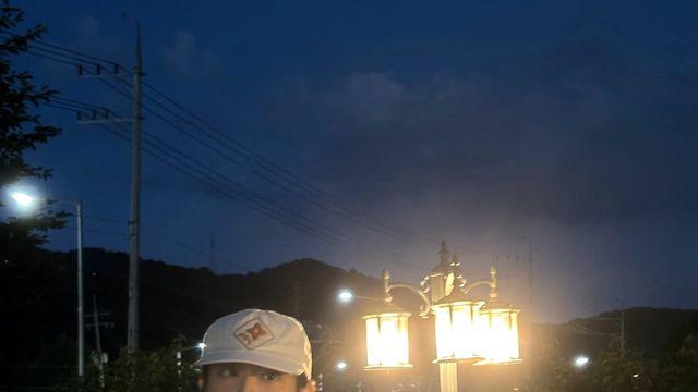 츄, 여름밤 빛낸 스트랩 데님 톱과 볼캡 조합
