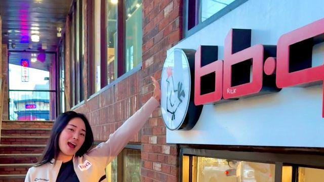 LPGA 슈퍼 루키 윤이나, 골프장 대신 골목에서 빛난 블랙 원피스 룩”