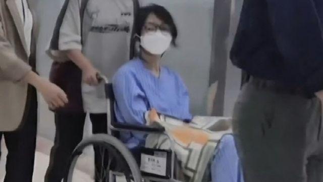 “전자발찌 차고 휠체어”…김건희, 병원 진료서 포착