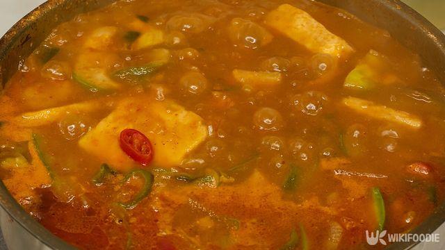 밥 두 공기도 거뜬합니다… 진하고 얼큰한 ‘고추장찌개’ 레시피