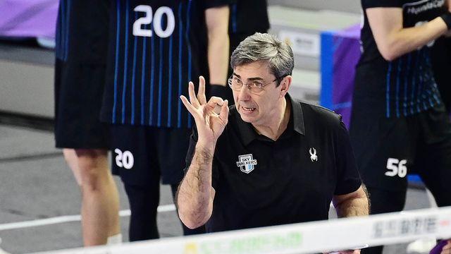 일본 배구, V리그 정복 프랑스 명장 다시 탐낸다?…