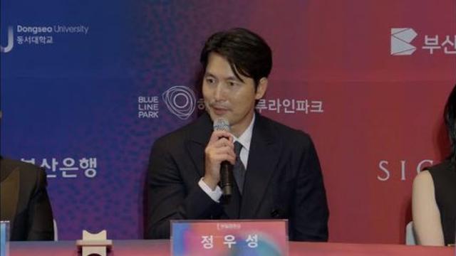 야윈 정우성, 굳은 얼굴로 부일영화상 등장…혼외자 논란 후 1년 만[BIFF]