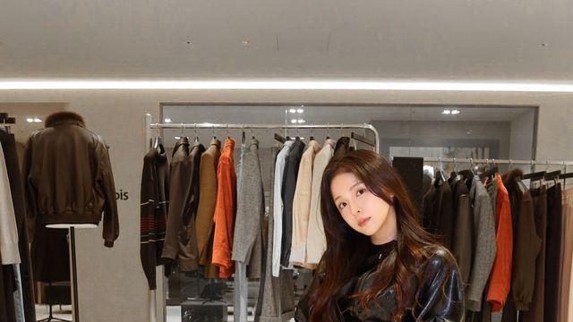 모에카, 블랙 레더 톤으로 완성한 시크 가을 무드