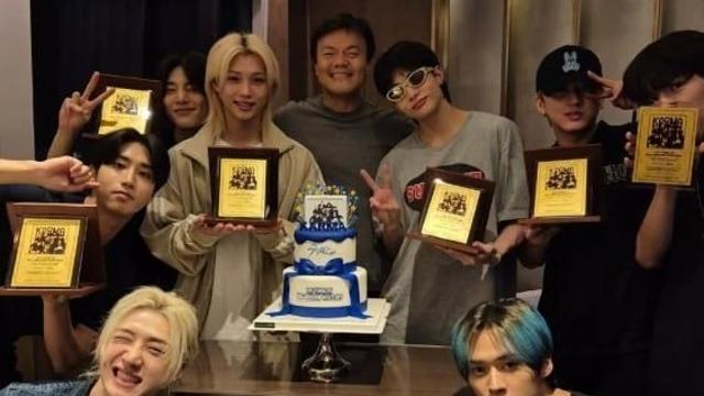 박진영 장관(급)님의 통큰 선물…스트레이 키즈에 ‘금 160돈’