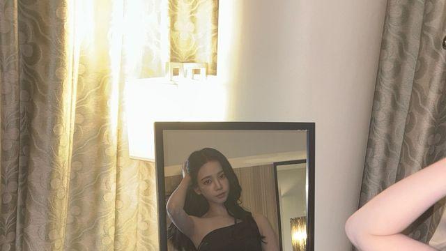 거울아 거울아… 오늘 시크 퀸은 답정너 '카리나'