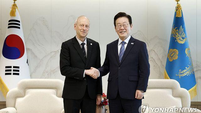 샌델 만난 李대통령 