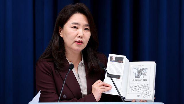 이 대통령, 샌델 교수 만나 “정의 사회·평화 배당 韓 국민에 각별”