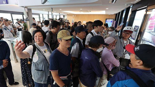 한강버스 운항 첫날…풍광 즐기다가 레저보트 부딪칠까 놀라기도(종합)