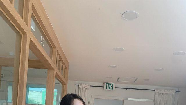 이나연, 청량한 데님 재킷으로 꾸민 내추럴 데이룩