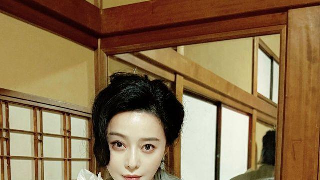 판빙빙, 은은한 모노톤 드레스와 수국 꽃다발의 서정적 순간