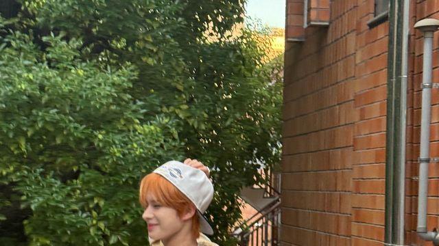 햇살과 어울린 오렌지빛 미소, TWS 경민의 체크셔츠 패션