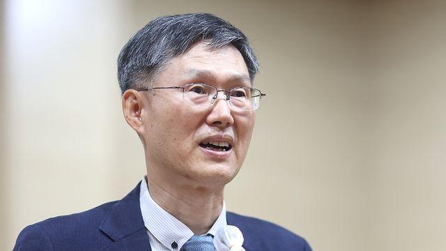 문형배 “윤석열 전 대통령에 대한 구속취소 법리상 의문점 있다”