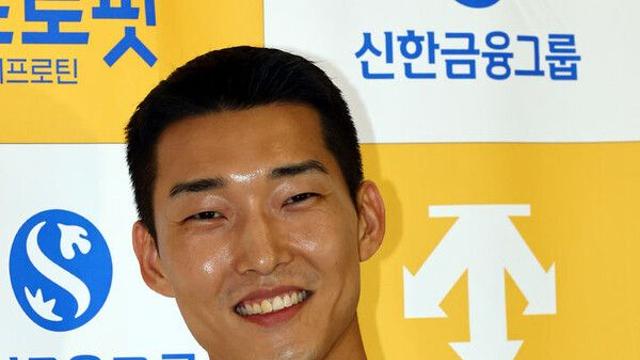 '은메달 걸고 금의환향' 우상혁 