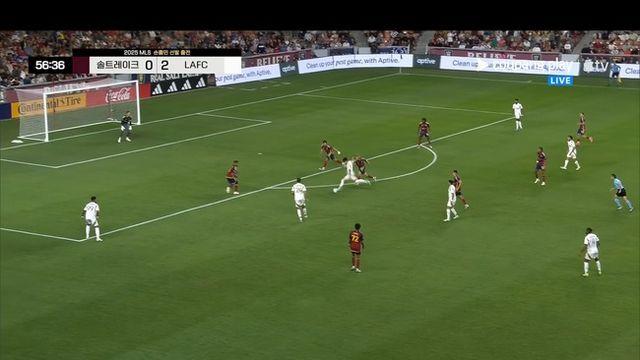 '아쉽다!' 손흥민, 해트트릭 노린 회심의 왼발 슈팅→골대 쾅...슈팅 감각 최고조 (후반 진행)