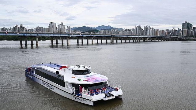 한강버스 운항 첫날…풍광 즐기다 레저보트 출몰에 깜짝(종합2보)
