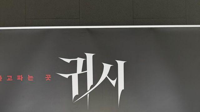 스크린 데뷔 앞둔 솔라, 화이트 크롭 셔츠로 완성한 미니멀 시크