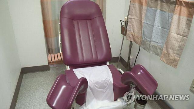'36주 낙태 살인' 병원장, 첫재판 혐의인정…산모측 