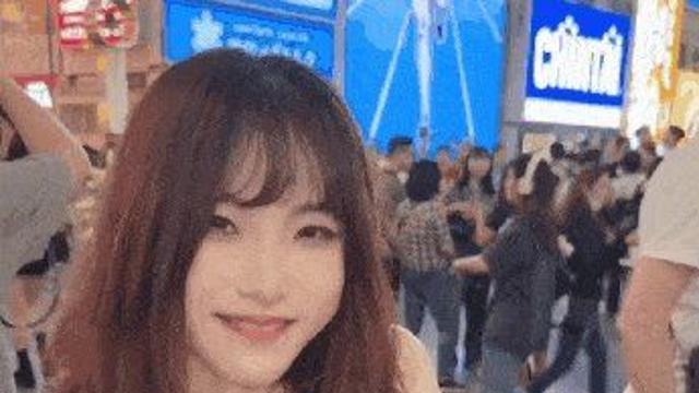 길거리에서 선물 받고 당황한 일본 여자친구