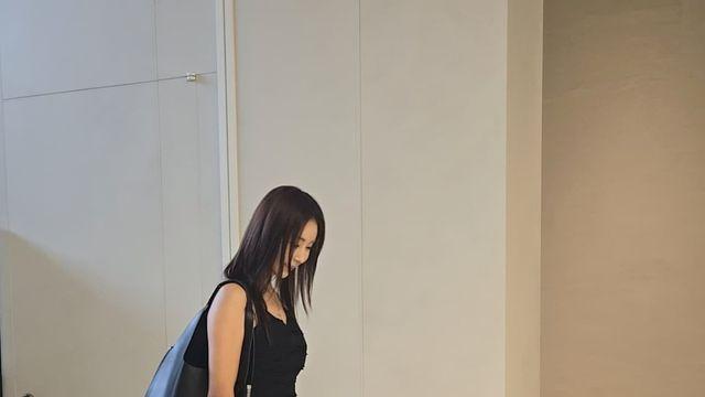 시크 블랙 드레스에 볼드한 숄더백까지... 한다감, 블랙 모노톤의 우아한 여유