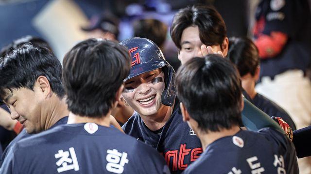 윤동희·전준우 홈런…롯데, NC 18-2로 완파하고 공동 5위 도약