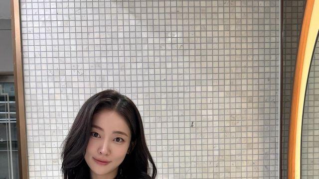 송지우, 블랙 퍼프+연청 데님으로 완성한 고급 캐주얼룩