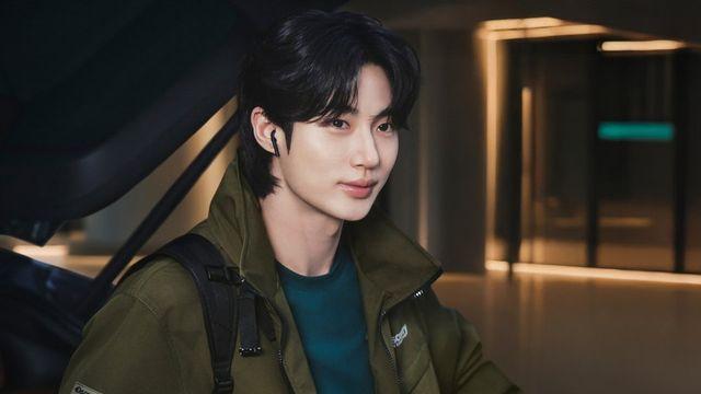 사파리 블루종부터 테크 플리스까지… 변우석, 가을 아우터 스타일 제안